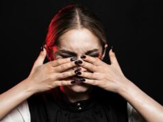 Черный маникюр: символ стиля или предупреждение?