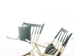 Два стула на одном пике точеные