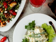 Яично-сырный салат с луком и яблоком