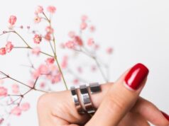 Красные ногти с золотым френчем