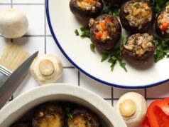 Куриные сердечки с луком на сковороде