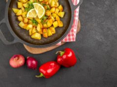 Картошка в соусе на сковороде