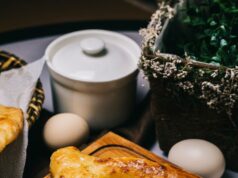 Духовые пирожки с яйцом и луком