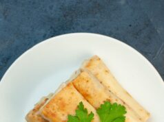 Яичный салат с курицей и блинчиками