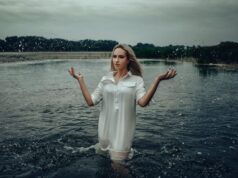 К чему снится идти в воде